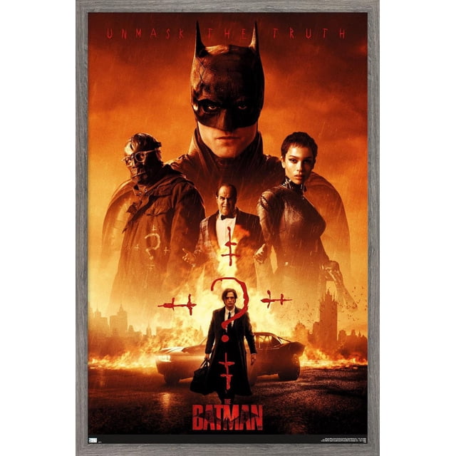 DC Comics Film The Batman - Affiche Murale d'Une Feuille, 22,375 Pouces x 34 Pouces Encadrée Représentant une Grande silhouette de Batman en Arrière-Plan avec Trois Personnages à l'Avant, l'Un Marqué d'Un Point d'Interrogation Rouge et d'Un Symbole en Croix. la Toile de Fond orange Ardente Comprend un Paysage Urbain en Feu et une Voiture, avec « Unmask The Truth » en Texte en Haut et « The Batman » en Rouge Audacieux en Bas