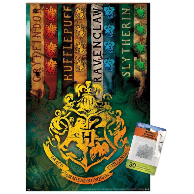 Le Monde des Sorciers : Harry Potter - Affiche Murale des Écussons de Maison, 14,725 Pouces x 22,375 Pouces Affiche le Blason de Poudlard en Jaune et orange avec la Devise « Draco Dormiens Nunquam Titillandus » sur un Fond Vert Foncé. Au-Dessus, des Bannières Verticales pour Gryffindor, Hufflepuff, Ravenclaw et Slytherin dans Leurs Couleurs signature avec les Écussons de Maison. l'Affiche Lustrée Est Légère, Prête à
