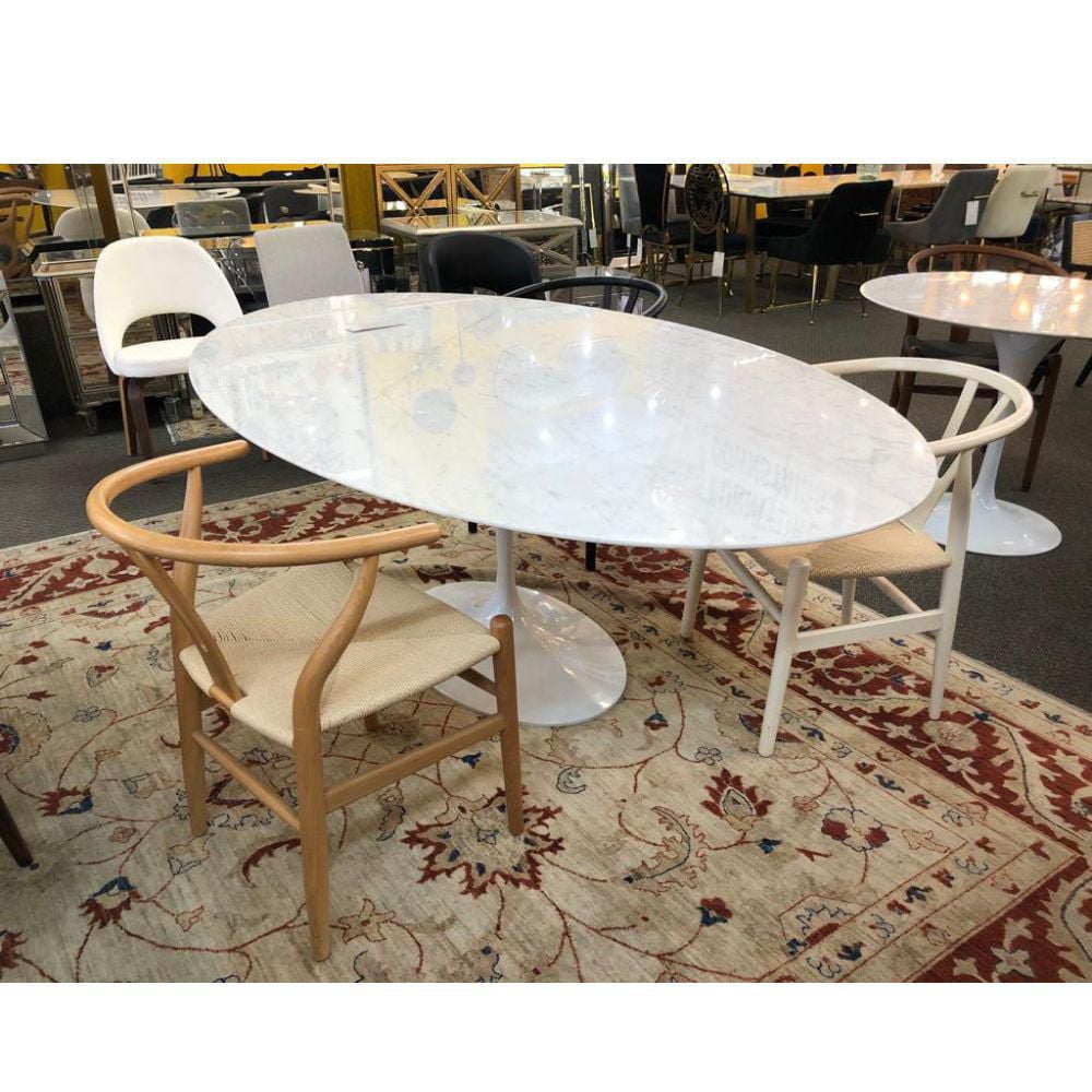 SALLE À MANGER OVALE EN MARBRE 67'' . Table de salle à manger ovale élégante avec plateau en marbre et base en aluminium blanc<br>Dimensions : 28,5" H x 79" L x 47,5" P