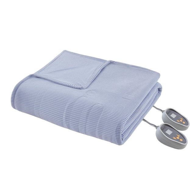 Beautyrest Couverture Chauffante en Molleton Électrique Pliée en Tissu Micro-Polaire Côtelé Bleu Pâle avec Deux Manettes Grises Dotées d'Affichages Numériques et de Boutons orange, Offrant 20 Réglages de Température et Arrêt Automatique de 10 Heures pour une Chaleur Sûre et Personnalisable.