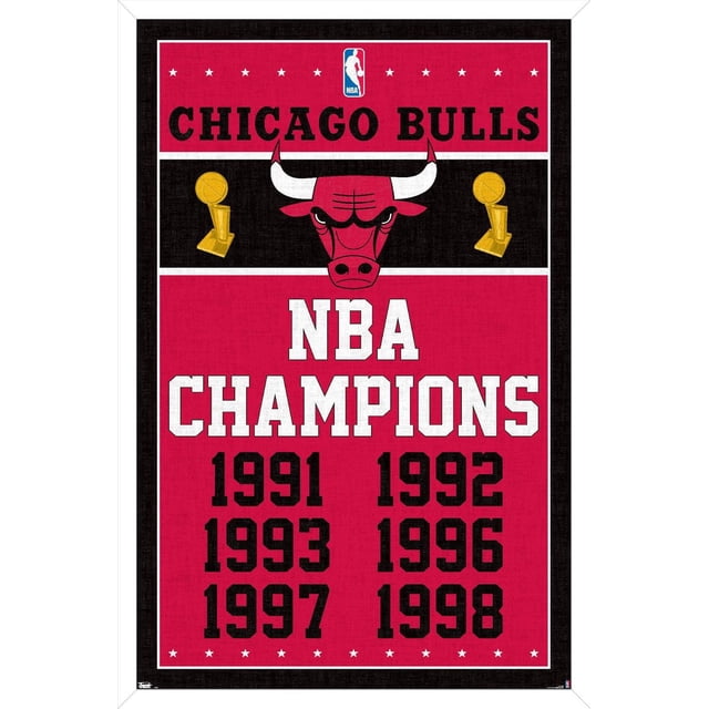 NBA Chicago Bulls - Affiche Murale Champions 13, 14,725 Pouces x 22,375 Pouces Encadrée, Présentant le logo des Chicago Bulls Centré entre Deux Trophées de Championnat NBA Dorés sur un Fond Rouge et Noir. l'Affiche Répertorie les Années de Championnat NBA 1991, 1992, 1993, 1996, 1997 et 1998 en Texte Audacieux. Cette Oeuvre Murale Encad