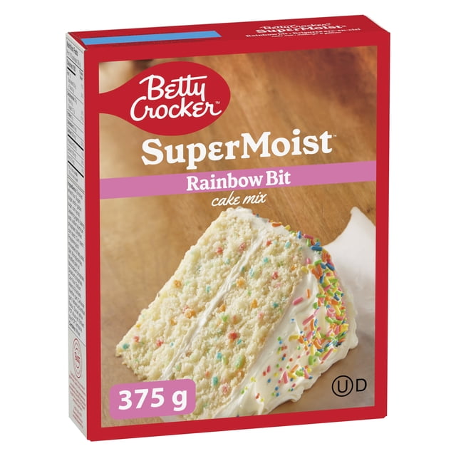 Betty Crocker Super Boîte de Mélange à Gâteau Moelleux Arc-en-Ciel Montrant une Vue Frontale avec une Tranche de Gâteau Blanc Contenant des Vermicelles Multicolores à l'Intérieur et sur du Glaçage Blanc, Pesant 375 g, Idéale pour la Cuisson de Gâteaux Moelleux Colorés et Convenant aux desserts Festifs.