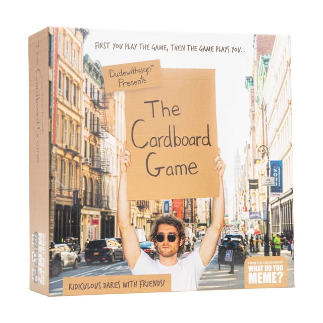 Dude With Sign: le Jeu en Carton par What Do You Meme? Montre une Boîte de Jeu avec une Personne Tenant une Grande Enseigne en Carton Présentant le Titre du Jeu en Police Manuscrite, dans une Scène de Rue de Ville, Favorisant un Jeu de Société de Fête avec des Défis pour Amis.