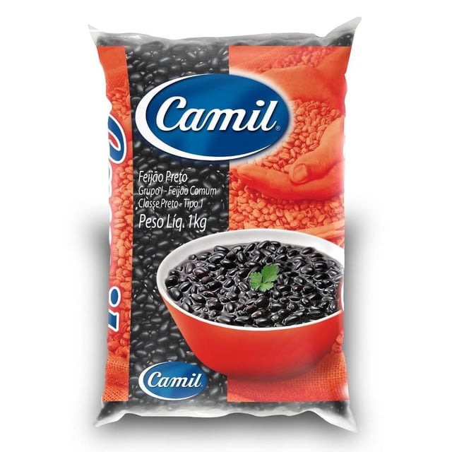 Camil Haricots Noirs 1 kg Emballage Montrant des Haricots Noirs Séchés à l'Intérieur d'Un Sac en Plastique Transparent avec un Bol Rouge de Haricots Noirs Cuits Garnis d'Une Feuille Verte sur le devant. l'Emballage Présente le logo Camil et des notes Ces Haricots Sont un Vendeur Haut de Gamme au Brésil, Idéal pour la Nourriture du Garde-Manger et l'Utilisation de Haricots Séchés.