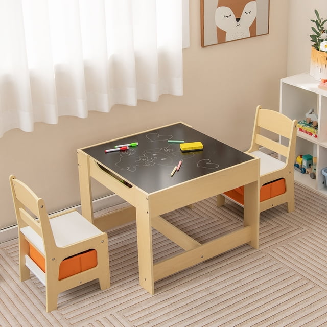 Gymax Ensemble Table et Chaises pour Enfants avec Boîtes de Rangement Tableau Noir Tableau Blanc Dessin. l'Ensemble Comprend une Table à Fini Bois Naturel avec un Plateau Réversible Comprenant un Tableau Noir d'Un Côté et un Tableau Blanc de l'Autre, Idéal pour Dessiner Ou Écrire. Deux Chaises Assorties avec Sièges Blancs et Boîtes de Rangement orange Intégrées Sont Incluses. l'Ensemble Est Fait d'Un Matériau MDF P2 Écologique et Non Toxique, la Table Mesure 24,5 Pieds' x 24,5 Pieds' x 19 Pieds', et les Chaises Mesurent