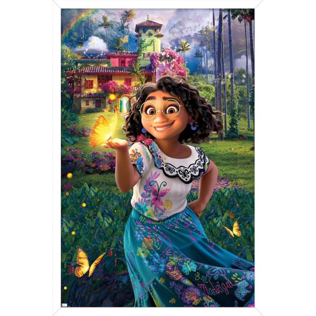 Disney Encanto - Affiche Murale sur une Feuille, 22,375 Pouces x 34 Pouces Représentant une Jeune Fille Portant une blouse Blanche avec Col Brodé Noir et une Jupe Bleue Ornée de Broderies Florales Colorées et de Papillons, Tenant un Papillon Jaune Lumineux. l'Arrière-plan Montre un Jardin Luxuriant avec de Hauts Palmiers et une Maison Vibrante Recouverte de Fleurs Roses sous un Ciel Partiellement Nuageux.