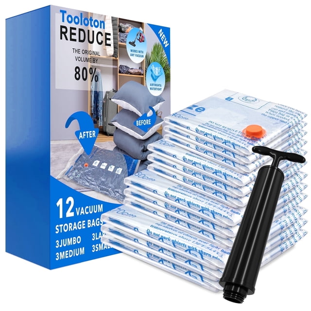 Tooloton Lot de 12 Sacs de Rangement sous Vide, 3 Jumbo, 3 Grands, 3 Moyens, 3 Petits Vue avant Centrée de 12 Sacs de compression Transparents Regroupés par Taille avec Fermeture Éclair à Double Étanchéité visible et Glissière, valve turbo à Triple Étanchéité, et Pompe de Voyage portable Incluse. Plastique Transparent Épais Montrant la Literie et les Vêtements Compressés sur un Fond Neutre, Mettant en Valeur le Rangement Gain de Place; Convient à l'Emballage de Voyage et à la rotation Saisonnière.