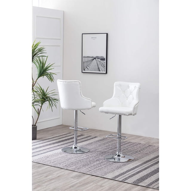 Tabourets de bar Ajustables en Similicuir Blanc avec Sièges Capitonnés, Présentés comme un Ensemble de 2. Chaque Tabouret Présente une Garniture de Clous Argentés, une base Pivotante et une Hauteur Réglable Allant de 40 à 48 Pouces. les Tabourets Sont Exposés dans un Coin Repas Moderne avec un Tapis Gris Pâle et un Décor Minimaliste.