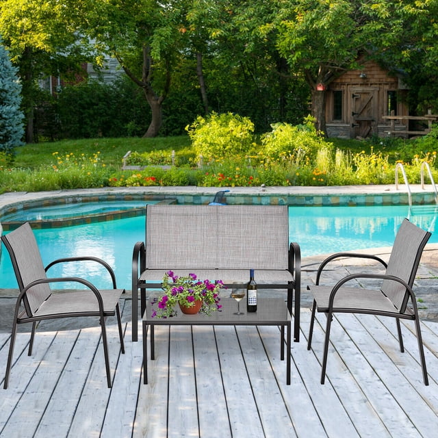Costway Ensemble de Mobilier de Patio 4 Pcs, Ensemble de conversation d'Extérieur Gris Incluant un Causeuse, Deux Chaises Simples et une table Basse avec Dessus en Verre Trempé. l'Ensemble Est Disposé sur une Terrasse en Bois Près d'Une Piscine, Entouré de Verdure Luxuriante. Fabriqué avec un Cadre en Acier et un Tissu en Maille Respirant, Il Offre Durabilité et Confort pour patios, Jardins Ou Aires d'Assise Extérieures.