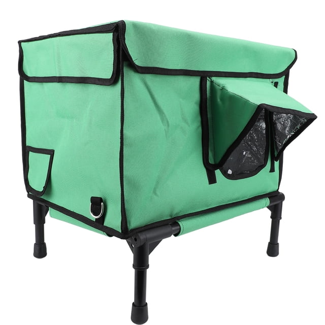 Heated Cat House pour l'Extérieur par YLSHRF, Montré dans un design en Tissu Vert avec Garniture Noire et base Surélevée. Cette Maison pour Chat d'Extérieur Imperméable et Isolée Comprend une Compresse Chauffante, une Porte d'Évasion et une structure Robuste pour Protéger les Chats d'Extérieur contre les conditions Météorologiques Difficiles comme la Pluie, le Vent et la Neige. la Maison Comprend des Pièces d'Assemblage, des Bouchons de Sol, une Compresse Chauffante avec une Housse et un Manuel d'Instructions.