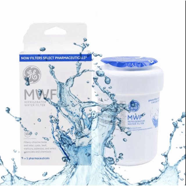 Cartouche de Filtre de Réfrigérateur MWF par siniker, un Filtre à Eau de Remplacement Conçu pour les Réfrigérateurs. l'Image Montre le Filtre Cylindrique Blanc avec un Capuchon Bleu à Côté de Son Emballage, Ce Qui Met en Valeur Sa Capacité à Filtrer les Produits Pharmaceutiques et les contaminants comme le Chlore, le Plomb et le Mercure. les Éclaboussures d'Eau Sont Mises en Évidence au Premier Plan, Soulignant Ses Capacités de purification.