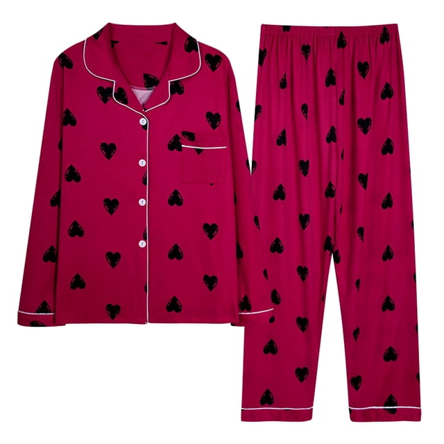 RKSTN Ensemble de Pyjama pour Femme avec un design Léger à Imprimé Floral, Haut Décontracté à Manches Longues Boutonné et Pantalon long Ample. l'Ensemble Est Fait de polyester Respirant, Convient à Toutes les Saisons, et Met en Valeur une Couleur magenta Vibrante avec des Motifs de Cœurs Noirs. le Haut Comprend une Poche Poitrine et des accents de Passepoil Blancs, pendant Que le Pantalon a une Taille Élastique pour le Confort. Idéal pour Se Détendre Ou Dormir.