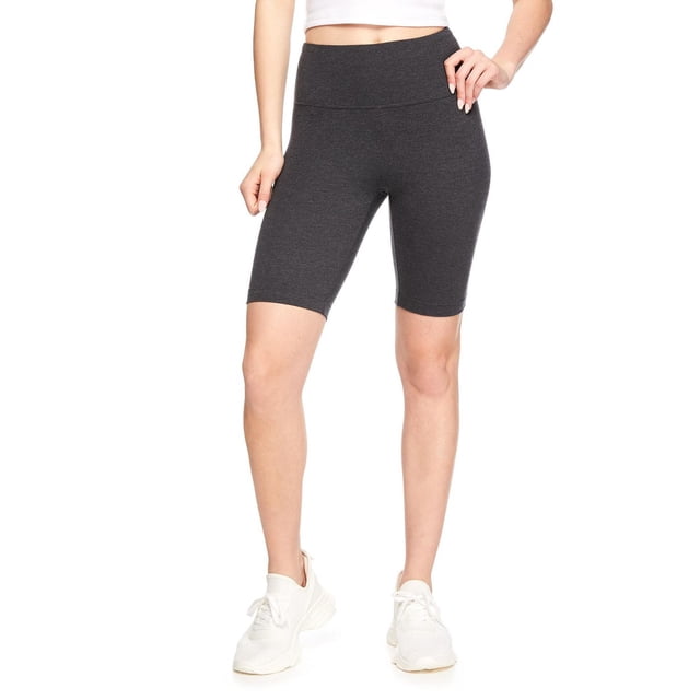 No Boundaries Short de Vélo pour Femme Gris, Vue avant d'Un Modèle Portant des Espadrilles Blanches et un Haut Blanc Court. Fait d'Un Tricot jersey Extensible avec une Grand Taille Élastiquée, Ces shorts de Sport Offrent une Coupe Ajustée au-Dessus du Genou, Convenant au Cyclisme Ou aux Activités de Mise en Forme.