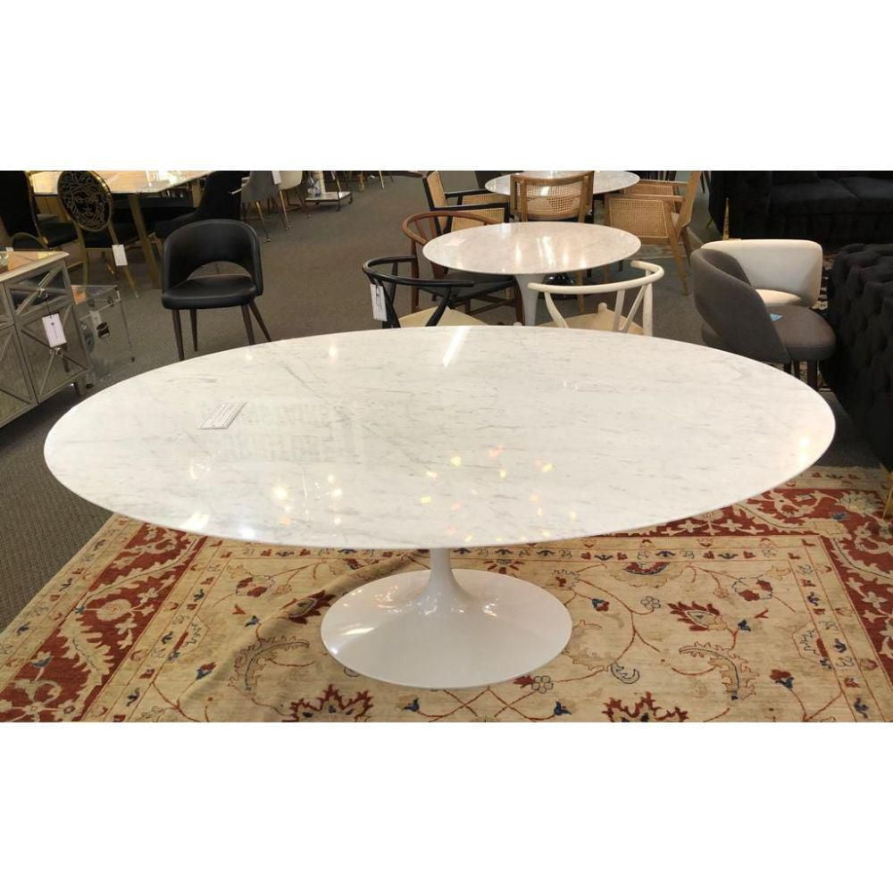 SALLE À MANGER OVALE EN MARBRE 67'' . Table de salle à manger ovale élégante avec plateau en marbre et base en aluminium blanc<br>Dimensions : 28,5" H x 79" L x 47,5" P