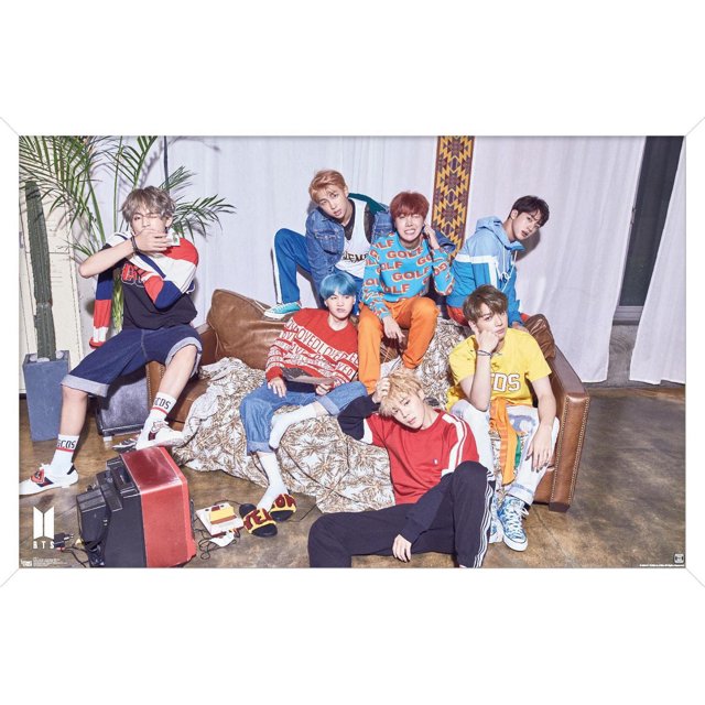 BTS - Aimez-Vous? « Elle » Affiche Murale, 22,375 Po x 34 Po Encadrée, Représentant Sept Membres en Tenue Décontractée Colorée, Arrangés Autour d'Un Canapé en Cuir Brun avec un Jeté à Motifs, une Télé vintage Rouge sur le Sol, et des Plantes d'Intérieur dans une Pièce avec des Rideaux Blancs et un Plancher de Béton, Convient pour art Mural de Chambre Ou de Dortoir.