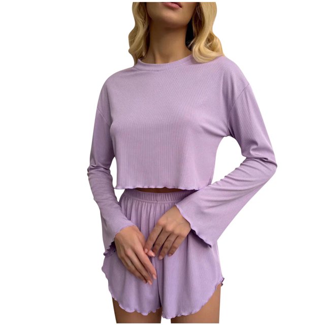 Tnhcen Ensemble de Pyjama pour Femmes, Haut Court à Manches Longues Confortable et Shorts à Volants, Couleur Lavande Douce. l'Ensemble Présente un Haut Court à Col Rond avec Manches Évasées et des Shorts Assortis à Ourlet à Volants. Fabriqué en Mélange Extensible nylon-spandex, Ce Vêtement d'Intérieur Est Conçu pour le Confort et le style, Convient pour Dormir Ou Se Détendre. Offert en Tailles P-TG.