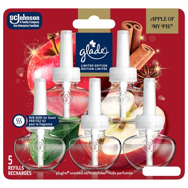 Glade PlugIns® Huile Parfumée Recharge 5 Pa VP Pomme de Ma Tarte Montrant Cinq Bouteilles de Recharge en Verre Transparent avec Capuchons Blancs sur Emballage Rouge Décorées de Pommes honeycrisp, Bâtonnets de Cannelle et Feuilles Vertes, Offrant une Édition Limitée Parfum d'Épice de Pomme Chaleureuse pour Rafraîchir l'Air à la Maison.