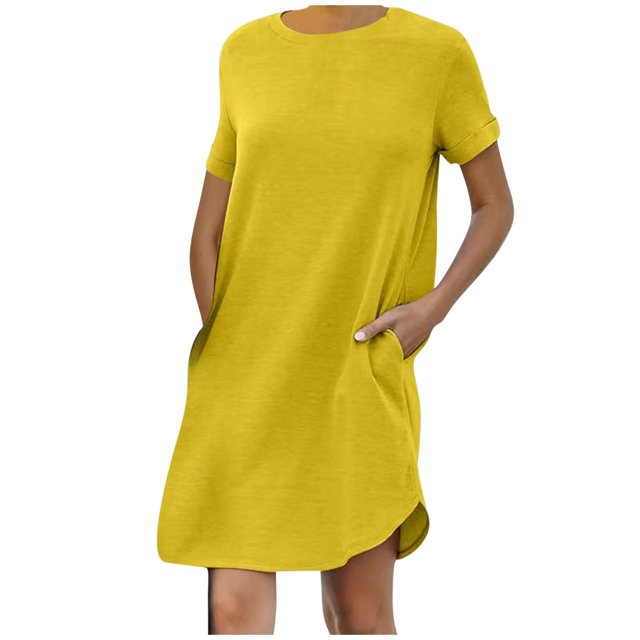 AherBiu Robe T-Shirt pour Femmes 2024 Été à Manches Courtes Col Rond Mini Robe Décontractée Ample Courte avec Poches. la Robe Est Présentée dans une Couleur Jaune Vif, avec une Coupe Décontractée à Manches Courtes, une Encolure Ras du Cou et des Poches Latérales. Fabriquée en Tissu polyester Doux, Extensible et Respirant, Elle Est Idéale pour les occasions Décontractées comme le Magasinage, les Voyages Ou le Port Quotidien. l'Ourlet Est Légèrement Arrondi, Ajoutant une Touche Stylée.