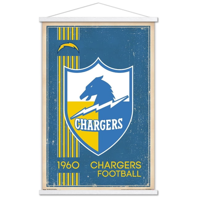 NFL Los Angeles Chargers - Affiche Murale Logo Rétro 17, 22,375 Pouces x 34 Pouces Affichant un Emblème de Bouclier vintage avec une Tête de Cheval Bleue et un Éclair Blanc sur des Quartiers Jaunes et Bleus, Fond Bleu Usé avec des Rayures Jaunes Verticales, et Texte Jaune « 1960 Chargers Football », Imprimée sur Papier d'Affiche Brillant avec Barres de Cadre en Bois Clair pour Suspension, Convient à la Déco de Chambre à Thème Sportif Ou aux collections de Fans.
