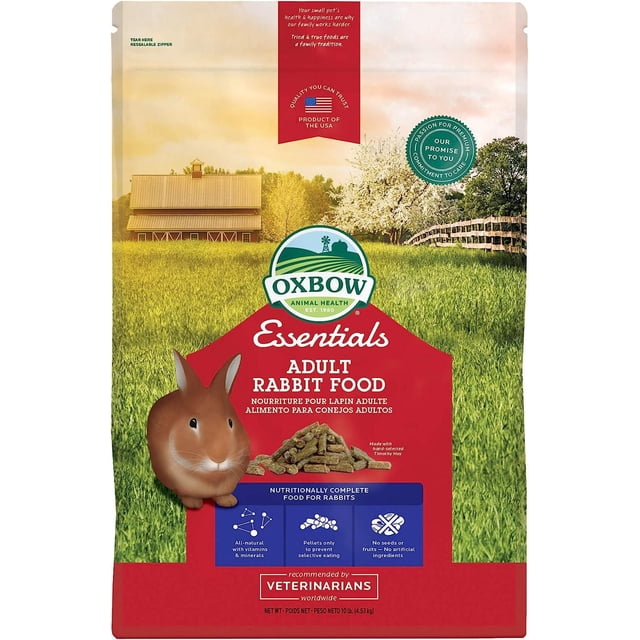 Oxbow Essentials Sac de Nourriture pour Lapin Adulte avec Panneau avant Rouge Présentant une illustration de Lapin Brun et une pile de Granules de Timothy hay à Haute Teneur en Fibres, sur Fond de Ferme Verte et de Grange. l'Emballage Met en Valeur des Vitamines et Minéraux Entièrement Naturels, Sans Graines Ni fruits, et une nutrition Complète Recommandée par les Vétérinaires pour la Santé digestive et Corporelle Complète des Lapins Adultes.