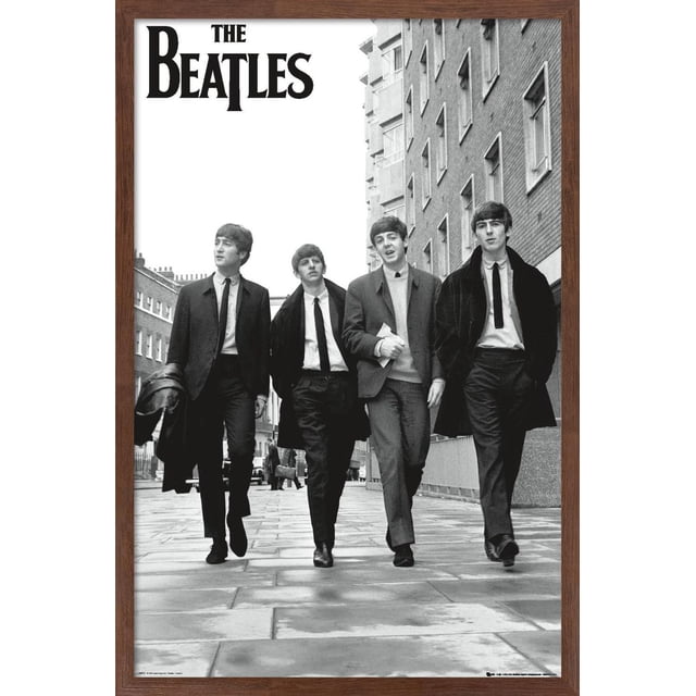 The Beatles - Affiche Murale de Londres, 22,375 Po x 34 Po Présentant une photo en Noir et Blanc de Quatre Hommes en Complet et Manteaux Marchant dans une Rue Pavée de Londres avec des Bâtiments en Briques, le Nom du Groupe en Lettres Noires Audacieuses en Haut à Gauche, Idéal pour une Oeuvre Murale à Thème Musical.