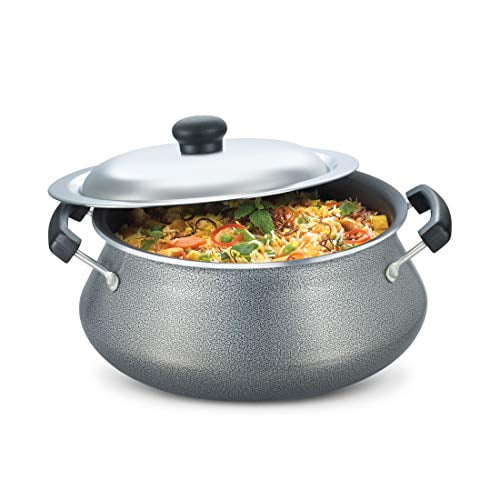 Prestige Omega Select Plus Handi Senior 5 Litres avec Couvercle en Acier Inoxydable, Noir, Conçu pour une Cuisson Résistante aux Rayures et à l'Abrasion. Ce Handi Antiadhésif Présente des Poignées Robustes, une surface Compatible avec les Cuillères en Métal et une Cuisson Sans Résidus. Idéal pour les Soupes, les Ragoûts et la Cuisson Rapide avec Son Couvercle en Acier Inoxydable.