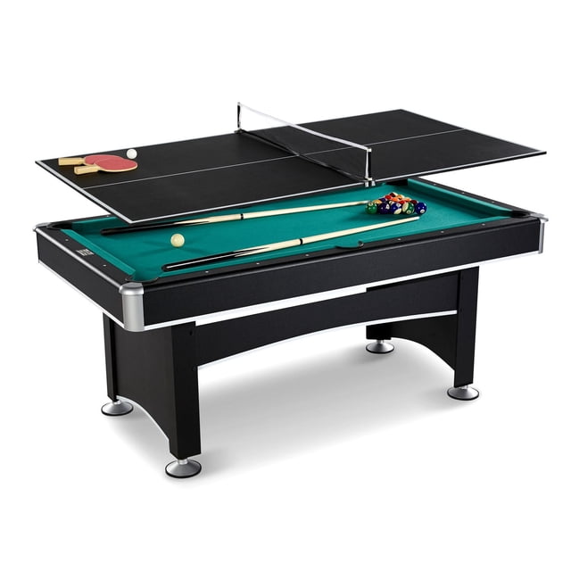 Barrington Table de Billard d'Arcade de 72 Pouces avec Dessus de Tennis de Table et Trousse d'Accessoires Montrant un Dessus de Tennis de Table Laminé Noir Partiellement Placé sur une Table de Billard en Feutre Verte avec Deux Bâtons de Queue, un Ensemble Complet de Balles de Billard et une Balle de Queue Blanche. la Table a des Pieds de Piédestal Noirs avec des Niveleurs de Pieds Argentés. la Configuration de Tennis de Table Comprend un Filet, Deux Palettes et une Balle de Ping-Pong, Convient aux Salles de Jeux Compactes Offrant