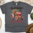thumbnail image 1 of Chandail Style Ferme « Sleighin' It » / T-Shirt de Noël Country Tracteur Rouge, Gris Chiné Foncé, Taille TG, 1 of 6