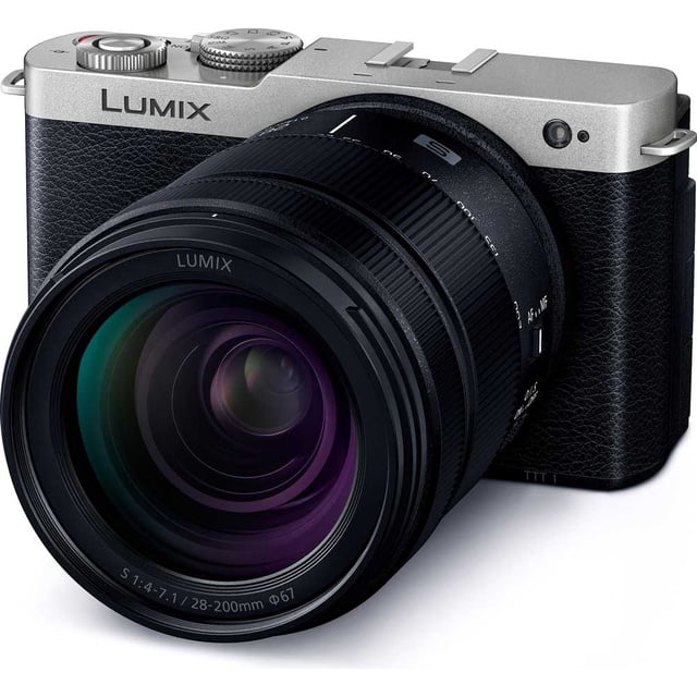 Panasonic LUMIX S9 Appareil Photo Sans Miroir Plein Cadre avec Objectif à Monture L 28-200 mm, Doté d'Un design compact Argent et Noir. Cet Appareil Photo Est Optimisé pour la Création de Contenu de Médias Sociaux avec Fonction Lutte en Temps Réel, Mise au Point Hybride par Phases et Stabilisation d'Image 5 Axes. Il Offre une Connectivité Sans Trace pour Téléphone Intelligent via l'Application LUMIX Lab et une Compatibilité avec Plus de 80 Objectifs à Monture L, le Rendant Polyvalent pour les Créateurs.
