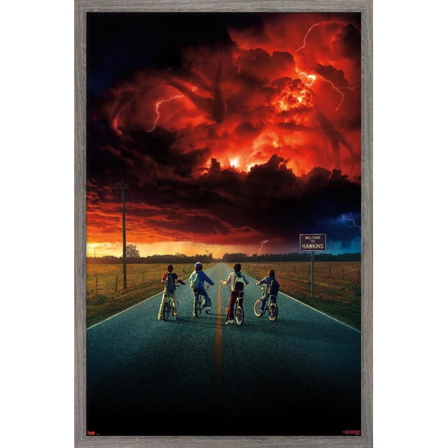 Netflix Stranger Things : Saison 2 - Affiche Murale d'Art Clé, 22,375 Po x 34 Po Art Mural Encadré Montrant Quatre Enfants à Vélo Arrêtés sur une Route Rurale Face à un Ciel Orageux Rouge et Noir Ardent avec Éclairs et Tentacules Ombrés, avec un Panneau « Bienvenue chez Hawkins » sur la Droite, Convient à la Déco de Chambre et à la Décoration de Fête.