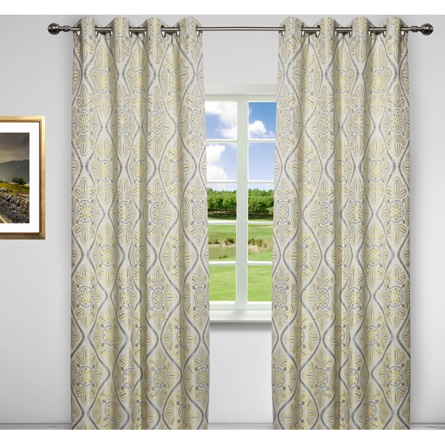 Gouchee Design Panneau Doublé Henné avec un Motif floral d'Inspiration Marocaine dans des Nuances de Bleu et de lime sur Fond Ivoire, Entièrement Doublé de Microfibre pour Assombrissement de Pièce, avec 8 Oeillets Métalliques Argentés Convenant aux Tringles à Rideaux jusqu'à 1,5 Pouce, Exposé Suspendu sur une Tringle Décorative dans une Pièce Lumineuse avec une Fenêtre Montrant un Paysage Vert à l'Extérieur.
