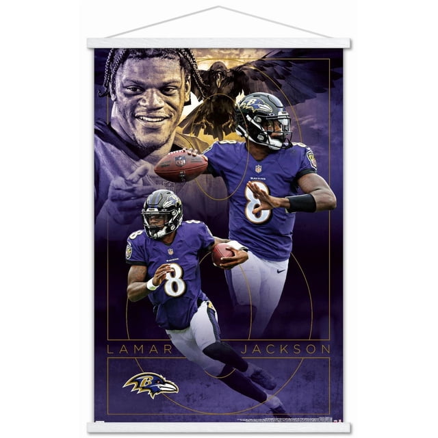 NFL Baltimore Ravens - Lamar Jackson 20 Affiche Murale, 22,375 Po x 34 Po Encadrée, Représentant Lamar Jackson en Chandail Violet des Ravens Numéro 8 dans Plusieurs poses d'Action de football avec un Ballon de football, sur Fond Violet Foncé avec un Grand Graphique de Corbeau et des accents à Lignes Dorées, avec le logo des Ravens au Bas.