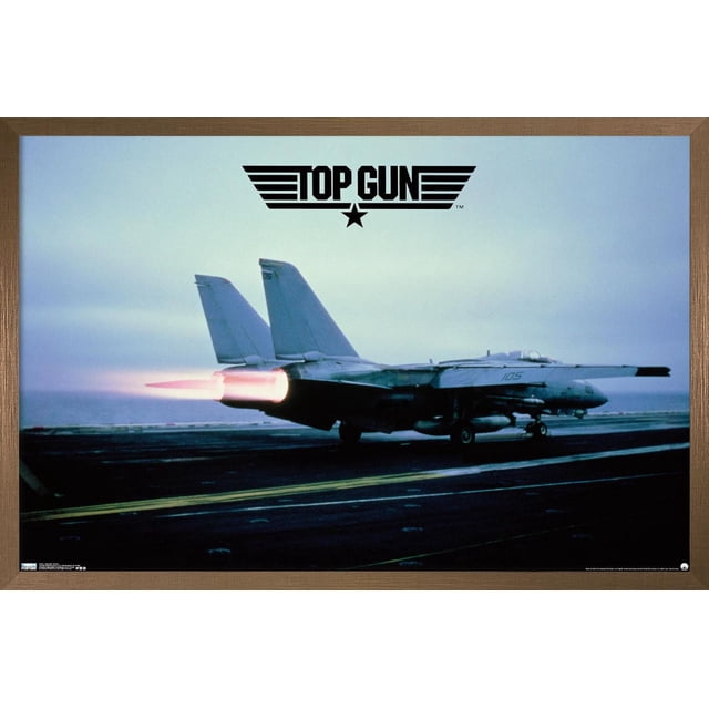 Affiche Murale de Top Gun - Avion Maverick, 22,375 Pouces x 34 Pouces Montrant une Vue Latérale d'Un Chasseur à Réaction Militaire avec des Pistolets Engagés sur un Pont de Porte-Aéronef au Crépuscule, Encadrée en Bois avec le logo Top Gun au-Dessus. art Mural Convenant à la Déco de la Maison, aux Bureaux, aux Résidences Étudiantes et aux Décorations de Fêtes à Thème.