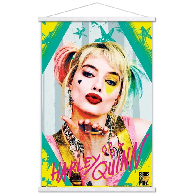 DC Comics Film - Oiseaux de Proie - Harley Quinn - Affiche Murale Kiss, 22,375 Po x 34 Po Représentant Harley Quinn aux Cheveux Blonds en Tringles Roses et Bleues, Portant des Colliers Superposés et un Haut Rose avec des Bretelles Dorées, Soufflant un Baiser sur un Fond à Motif d'Étoiles Jaune et Sarcelle avec Texte Audacieux « Harley Quinn » Rose.