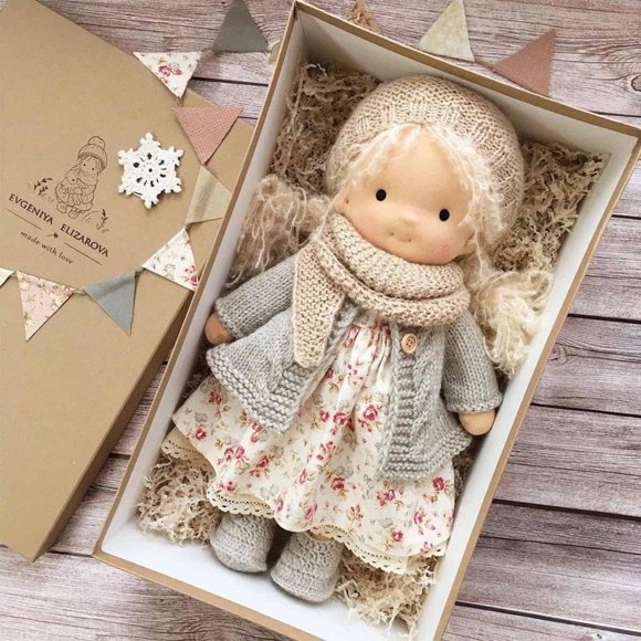 QUTETN Poupées Waldorf 12” Poupée de Chiffon Faite à la Main - Poupée en Peluche Personnalisée de Collection pour Enfants Cadeau d'Anniversaire Poupée Vintage au Crochet Jouets avec Belle Boîte Cadeau