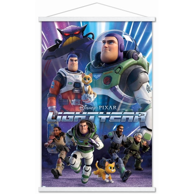Disney Pixar Lightyear - Affiche Murale de Groupe avec Cadre Magnétique, 22,375 Pouces x 34 Pouces Présentant une Vue Orientée vers l'Avant des Personnages du Film Lightyear. l'Affiche Brillante Montre un Grand Astronaute en Combinaison Spatiale Verte et Blanche avec un Casque Clair, un Astronaute Plus Petit en Combinaison orange et Blanche Tenant un Chat orange, et un robot Sombre aux Yeux Rouges Lumineux en Arrière-Plan. Ci-Dessous, Quatre Personnages en Armure Futuriste Courent vers l'Avant aux Côté d'Un Deuxième