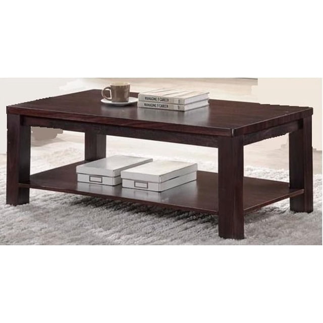 Table Basse K Salon Linda en Bois Massif avec Dessus Rectangulaire en Bois Foncé et Pieds Robustes, Dotée d'Une Tablette Inférieure Ouverte Tenant Deux Boîtes de Rangement Blanches, Placée sur un Tapis à Texture Claire avec une Tasse à Café et Deux Livres sur le Dessus, Idéale pour le Rangement et l'Exposition au Salon.