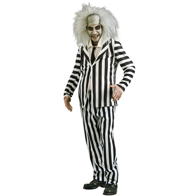 Beetlejuice Costume pour Homme Mettant en Vedette une Veste en polyester Noire et Blanche à Rayures Verticales, un Pantalon et un dickie avec Cravate Intégrée, Vu de devant Pleine Longueur sur une Figurine Debout aux Cheveux Blanc Sauvage, Convient pour l'Halloween et les Fêtes à Thème.