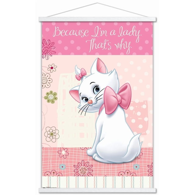 Disney les Aristochats - Marie - Je Suis une Dame Affiche Murale, 14,725 Pouces x 22,375 Pouces Mettant en Vedette une illustration Centrée de Marie, la Chaton Blanche de Disney les Aristochats, Assise avec Son Dos Tourné et la Tête Regardant par-Dessus Son Épaule. Elle Porte un Grand Nœud Rose Autour du Cou et un Petit Nœud Rose sur Sa Tête. l'Arrière-plan Est Rose avec des Pois et des Motifs Floraux, Surmontée de la phrase « Parce Que