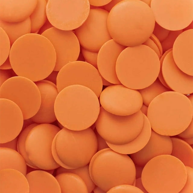 EASYMELTS ORANGE Sac Transparent de 450 g / 1 LB, Vue Frontale de Pastilles d'Enrobage de Confiserie ORANGE par l'Entrepôt des Boulangers de MCCALL Montrant des Pastilles à Disque Rond et une Étiquette Imprimée de 450 g / 1 LB sur Fond Blanc; le Chocolat en Vrac Peut Fondre Lors de l'Expédition par Temps Chaud. Convient pour Faire Fondre pour Enrober des Bonbons et Reprendre Sa Position.