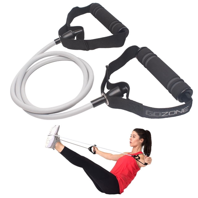 GoZone Bande de Résistance avec Poignées en Mousse et Sangles Noires, Montrée Enroulée sur Fond Blanc, aux Côtés d'Une Personne Qui Exerce une Résistance Assise aux Jambes et aux Bras Utilisant la Bande, Convient à l'Entraînement de Force Convivial pour les Articulations et au Tonus Musculaire.