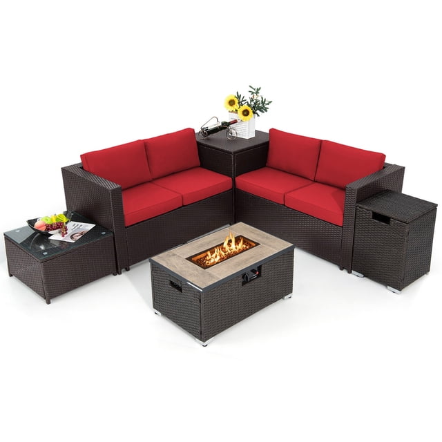 Gymax Ensemble de Canapé de Patio et Table à Feu 6 Pcs avec un design Sectionnel en Rotin Brun Mélangé avec Coussins Rouges. Comprend Deux Causeuses, une Table Basse avec un Dessus en Verre Trempé, une Table à Feu avec une Sortie de Chaleur de 40 000 BTU, un Support de Réservoir et une Boîte de Rangement. la Table à Feu a une Housse en PVC et un Sac de Roches de Lave, Offrant Chaleur et Fonctionnalité. l'Ensemble Est Conçu pour une Utilisation Extérieure avec un Rotin durable Tissé à la Main et des Patins Antidérapants pour la Stabilité. Dimensions Incluent Causeuse : 47,5 Pieds' x
