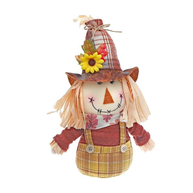 Épouvantail avec Long Chapeau, Support en Peluche Montrant un Épouvantail en Peluche Orienté vers l'Avant avec un Grand Chapeau à Carreaux Décoré d'Un Tournesol Jaune et de Feuilles d'Automne, Cheveux en Raphia beige, Yeux et Sourire Noirs Cousus, Nez Triangulaire orange, Chemise Texturée Rouge, Foulard floral et Salopette à Carreaux Jaunes avec Boutons, Convient pour la Déco Extérieure d'Automne Ou d'Halloween.
