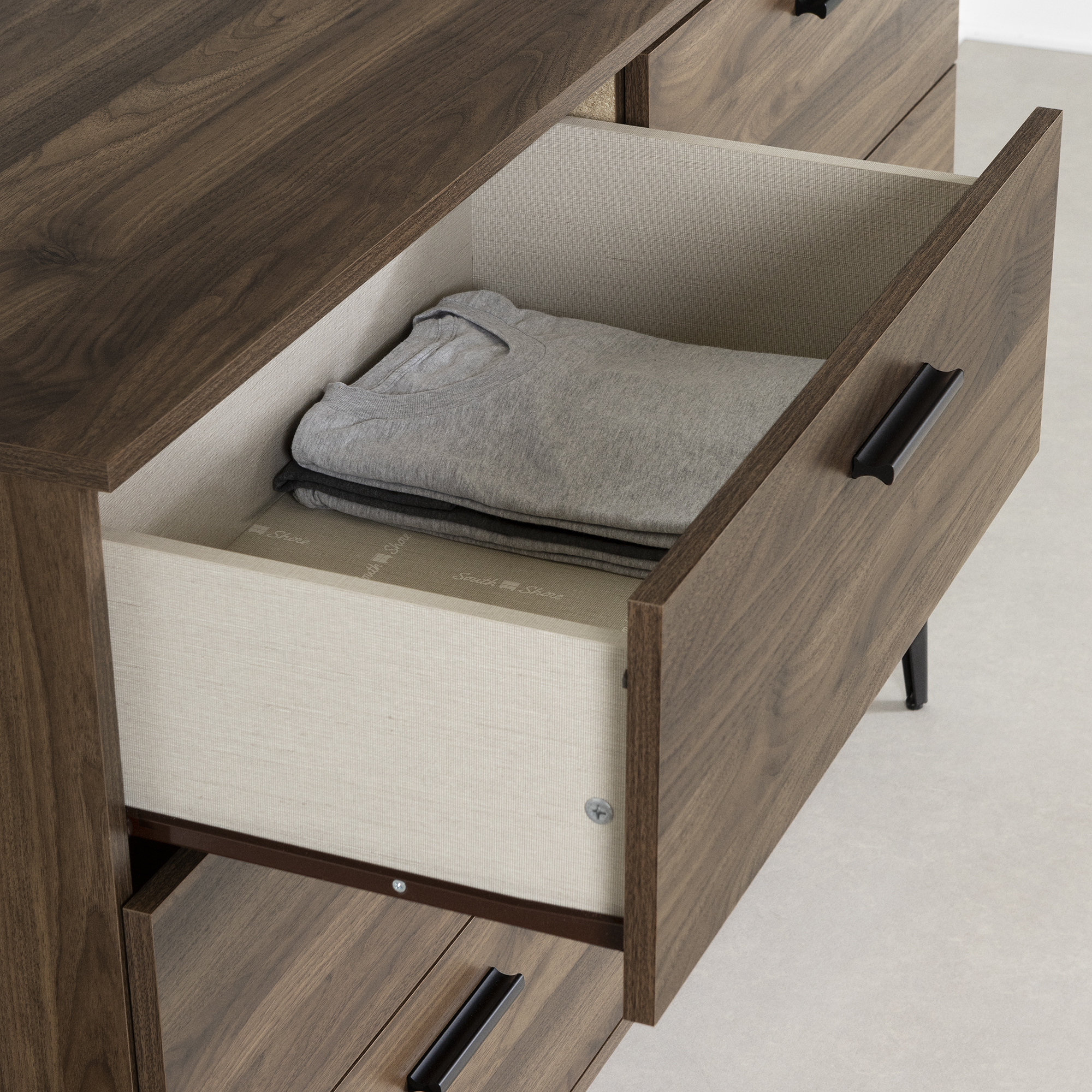 Commode 6 tiroirs à pattes en métal pour Adulte, fini Noyer naturel, collection Musano de Meubles South Shore