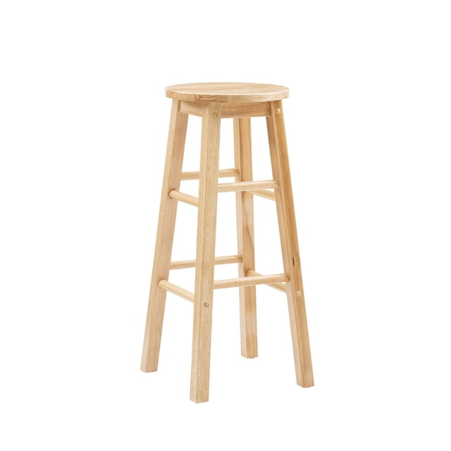 Tabouret de Bar à Siège Rond Richmond avec Pattes en Bois Massif, Fini Naturel, Hauteur d'Assise de 29 Pouces, Siège Rond et Quatre Rampes pour la Stabilité, Montré en Vue avant 3/4 sur Fond Blanc, Convient aux Sièges de Bar de Cuisine Ou de Salle à Manger et Est Souvent Utilisé comme Siège Supplémentaire dans les Bureaux à Domicile.