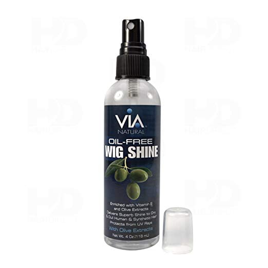 Via Natural Perruque Sans Huile Brillante Bouteille de 8 Oz avec Embout de Pulvérisation et Capuchon Transparent, Conçue pour les Cheveux Synthétiques et Humains. l'Étiquette Met en Valeur Sa Formule Sans Huile Enrichie de Vitamine E et d'Extraits d'Olive, Offrant une protection UV et des Bienfaits Conditionnants. Convient pour Minimiser la Casse des Cheveux et Maintenir la Brillance Sans Sensation Grasse.