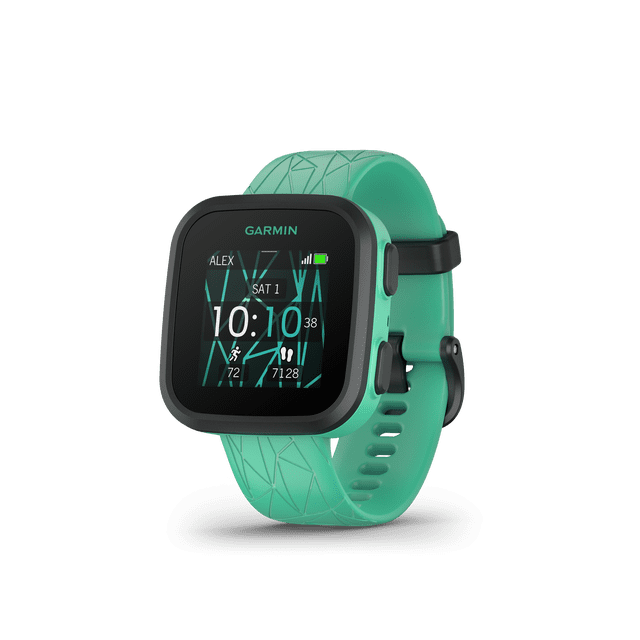 Garmin BounceTM, Montre Intelligente pour Enfants en Vert Éclat avec un design durable et Adapté à la Natation et un Écran Tactile aux Couleurs Vives. les Fonctionnalités Incluent une Messagerie Texte et Vocale Bidirectionnelle, un Suivi de Position en Temps Réel, et une Fonction d'Assistance pour une Sécurité Accrue. la Montre Intelligente Est Présentée avec un Bracelet à Motif Géométrique et un Affichage Numérique Indiquant l'Heure, la date et les Métriques d'Activité.