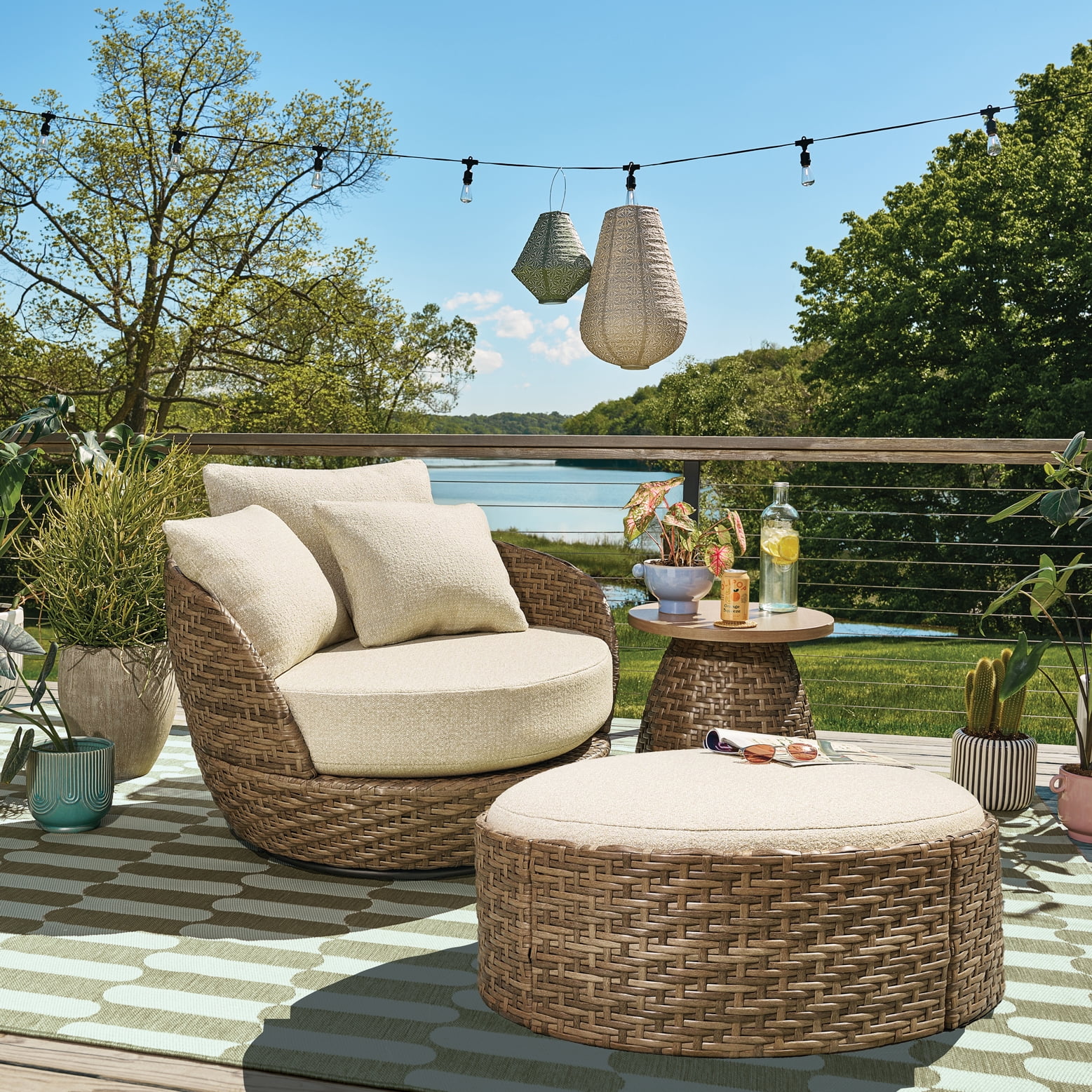 Pouf de rangement/table basse d’extérieur en osier à dessus réversible avec housse Beautiful par Drew Barrymore, brun/cèpe