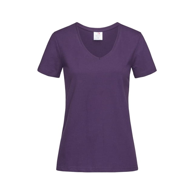 Stedman t-shirt à Col en V Classic pour Femmes, Couleur Violet Uni, Fabriqué en Coton Filé à l'Anneau 100 % avec un Seul Tricot jersey. Ce t-shirt pour Femmes Présente une Encolure en V Côtelée avec Surpiqûres à Aiguille Simple, des Manches Courtes avec Surpiqûres à Double Aiguille, et des Coutures à l'Ourlet à Double Piqûre. Coupe Régulière avec Coutures Latérales, Étiquette satin Détachable, et certifications Durables Incluant Oeko-Tex Standard 100 et Amfori BSCI compliance. Idéal comme Haut Décontracté pour