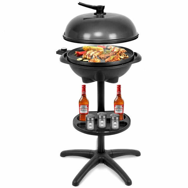 Costway Barbecue Électrique 1350 W Antiadhésif avec 4 Réglages de Température, Montré avec une Plaque de Gril Antiadhésive Circulaire Présentant des Aliments Grillés comme le Maïs et les Saucisses. le Gril Comprend un Support Amovible, un Plateau à Condiments Rotatif à 360 Degrés Tenant des Bouteilles et des Contenants à Épices, et un Bol Collecteur de Graisse. la construction en Aluminium Noir et ABS Est Conçue pour une Utilisation Intérieure et Extérieure.